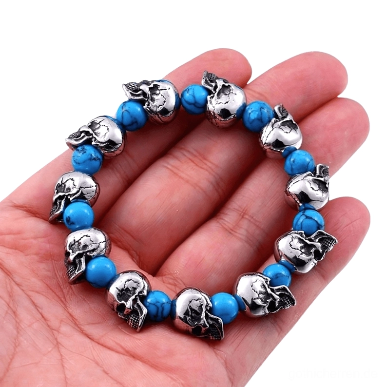 Gothic Schädel Armband an der Hand getragen, Nahaufnahme Detail zeigt Vintage-Silberfinish und blaue Perlen, Elastik Stretch Passform