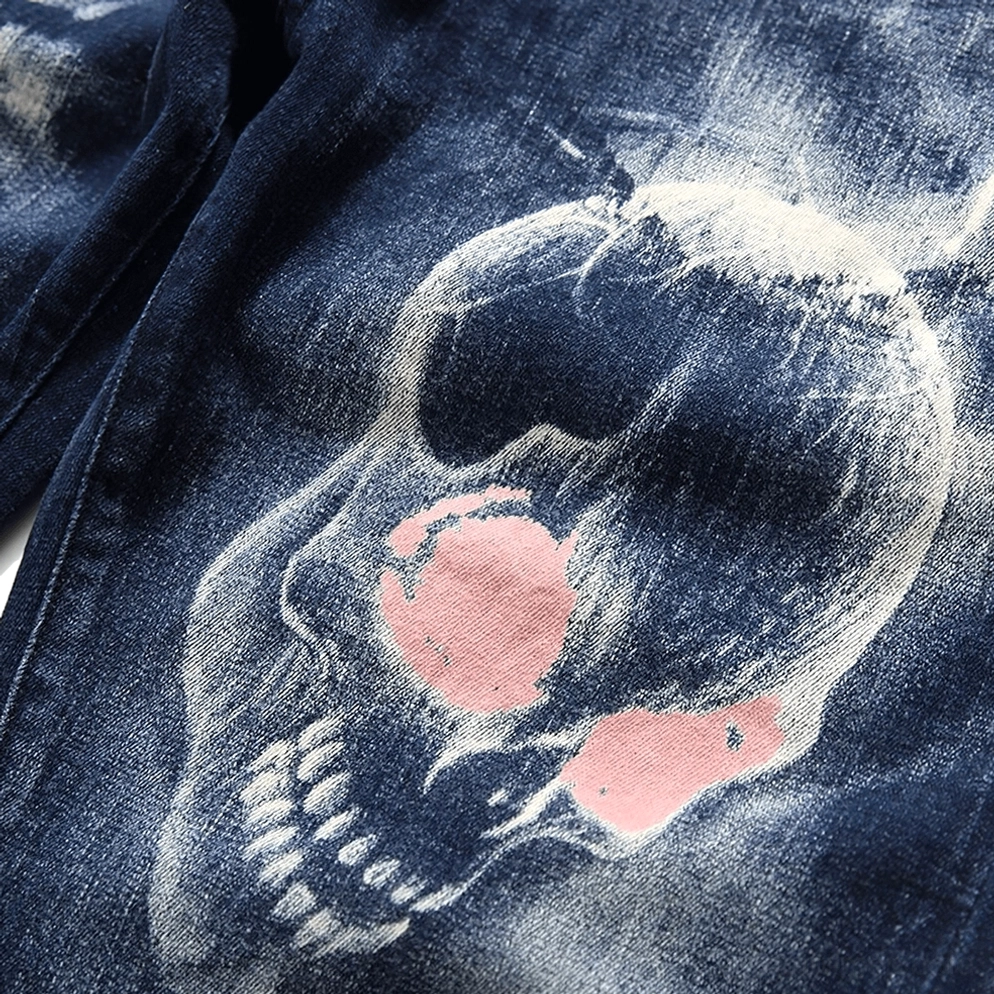 Makro-Nahaufnahme des Gothic-Schädel-Drucks mit rosa-roten Akzenten auf verwaschener Denim-Stoff-Textur