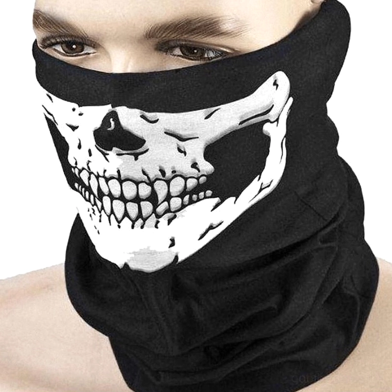 Männliches Modell trägt schwarzen Schädel-bedruckten Neck-Gaiter als Gesichtsmaske, Detailaufnahme des 3D-Schädel-Grafik-Drucks und Stoff-Textur des windundurchlässigen Gaiters
