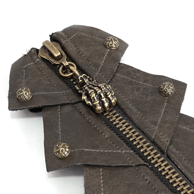 Detaillierte Ansicht des schädel-förmigen Reißverschluss-Zuges auf braunem Kunstleder-Fingerlose Gothic Handschuh