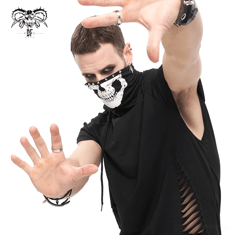 Vollständige Vorderansicht des Schädel-Rollkragen-Gothic-Hoodies in Schwarz mit Raglan-Ärmeln auf männlichem Modell mit alternative Mode-Styling