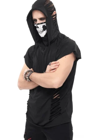 Schwarzer Schädel-Rollkragen-Gothic-Hoodie mit zerrissenen Seitendetails, Vorderdreiviertelansicht auf männlichem Modell mit gekreuzten Armen
