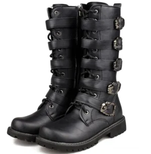 Schädel-Schnallen Gothic Kampfstiefel Mid-Calf für Herren Frontansicht schwarzes PU-Leder mit Metallnieten und stabiler Laufsohle