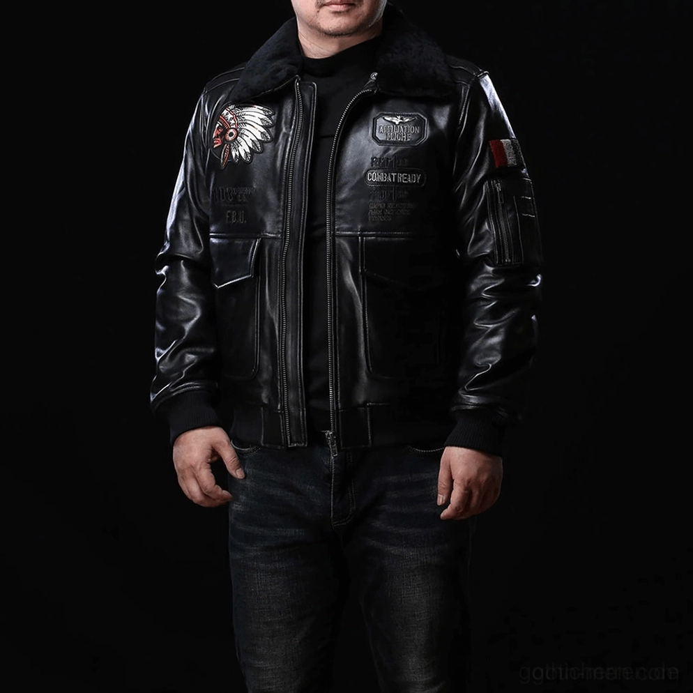 Schafsleder Bomberjacke Konstruktions-Detail zeigt Metall-Hardware, geripte Elemente und echtes Leder Handwerks-Exzellenz – Quality Focus