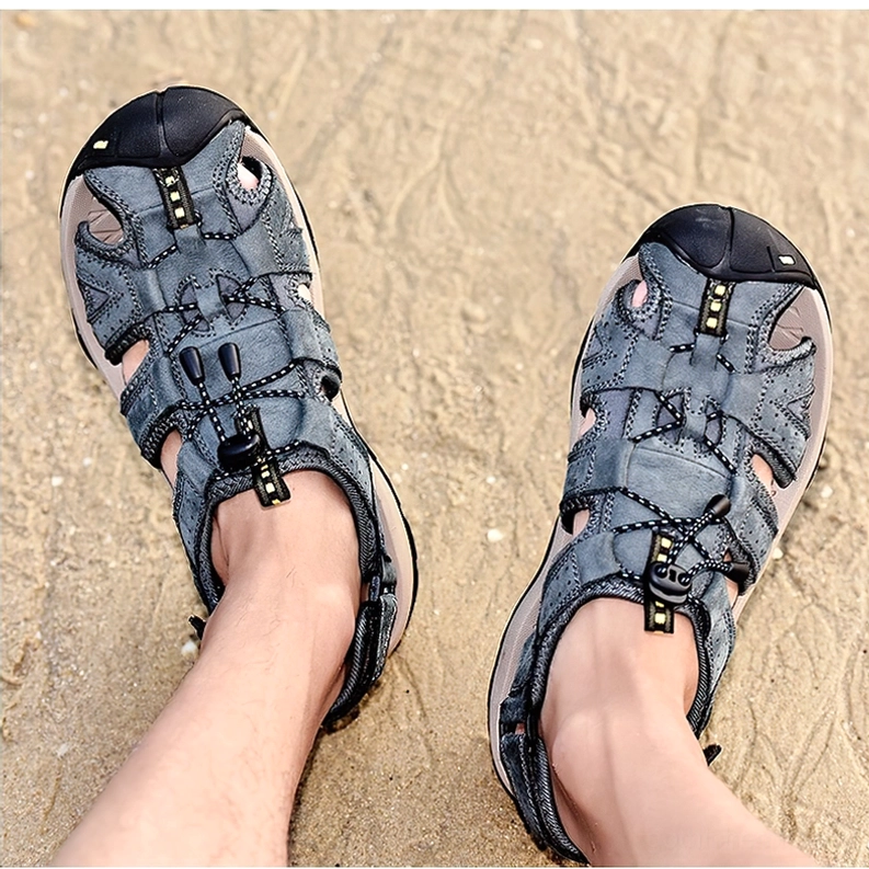 Schiefergraue gotische Sandalen Draufsicht auf Strandsand, Demonstration der atmungsaktiven Konstruktion und detailliertes Designfeatures