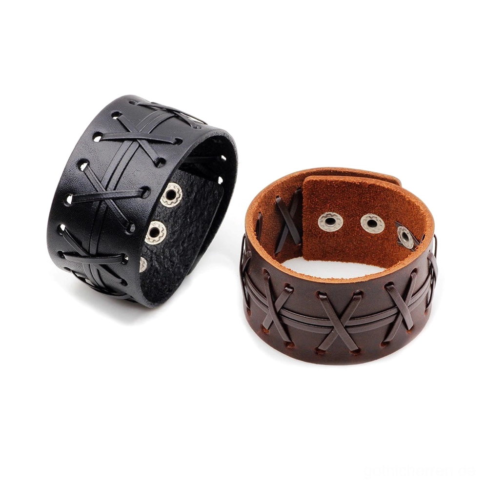 Schwarzes und braunes breites Leder-Gothic-Armband in Flatlays nebeneinander angeordnet, zeigt Kreuzstichmuster auf Außenseite und Edelstahl-Druckknöpfe im Produktfoto