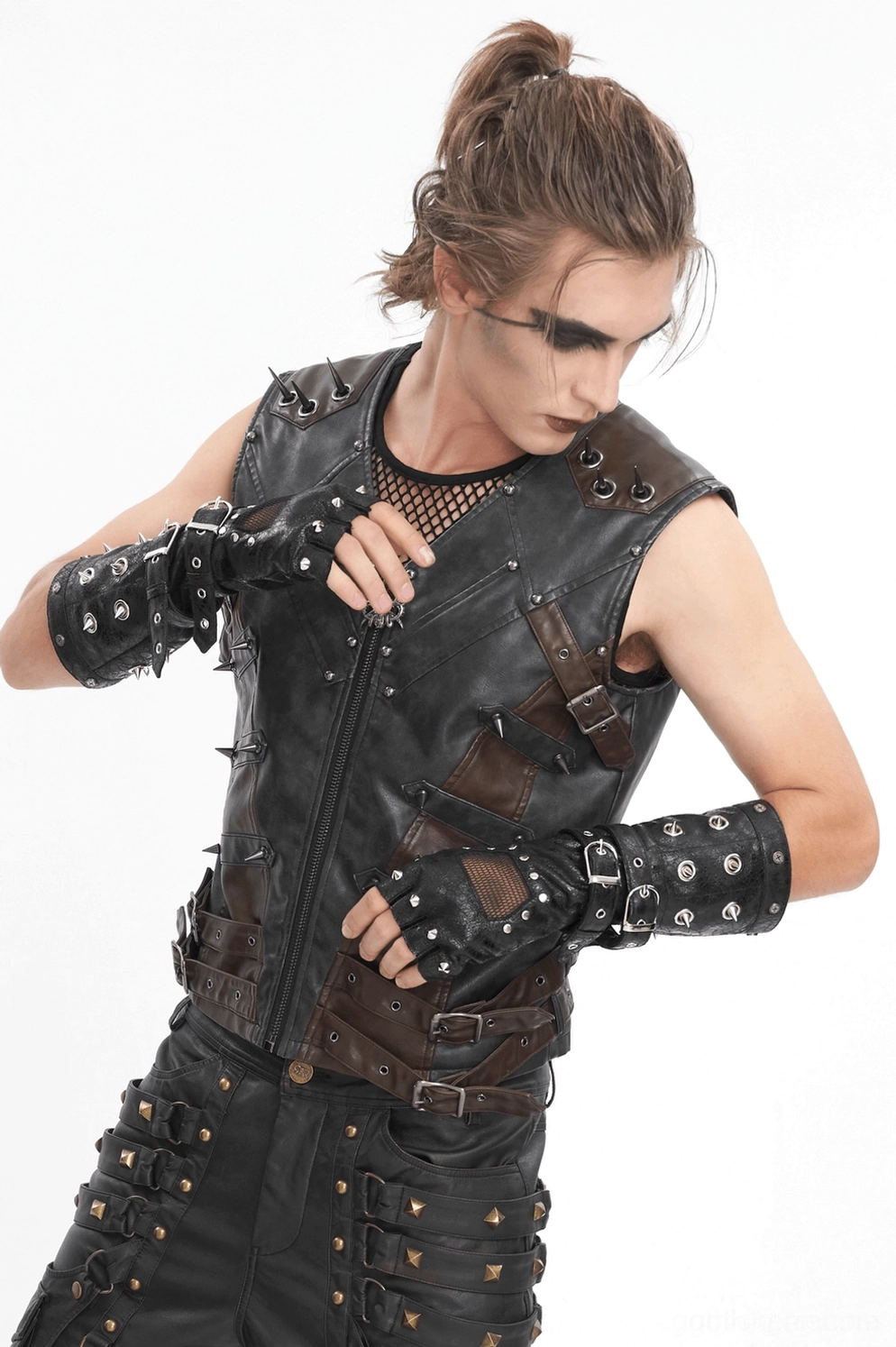 Schwarze Gothic Fingerlose Lederbandschuhe Frontansicht mit Metallkegelniet, Schnallenbefestigungen, atmungsaktiven Mesh-Panels und industrieller Ästhetik-Fokus