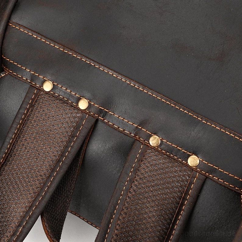 Schwarzer echtes Leder Gothic Rucksack zeigt vielseitiges Unisex-Design und minimalistisches Ästhetik - Schlicht