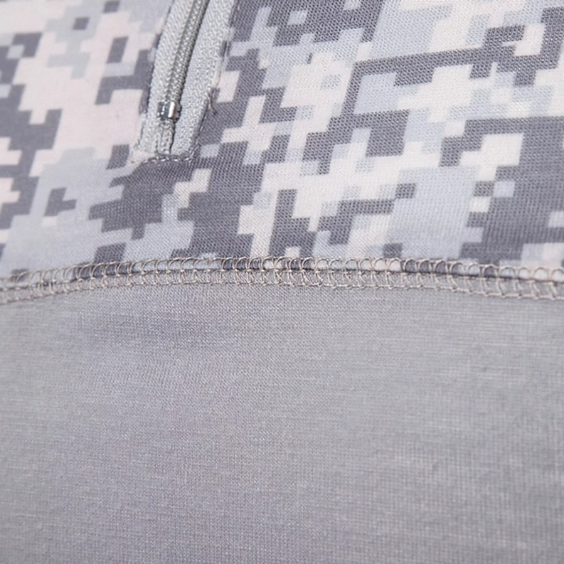 Saum- und Seitennah-Detail des schwarzen Python Camo Tactical Sweatshirts demonstriert Breitgewebe-Qualität