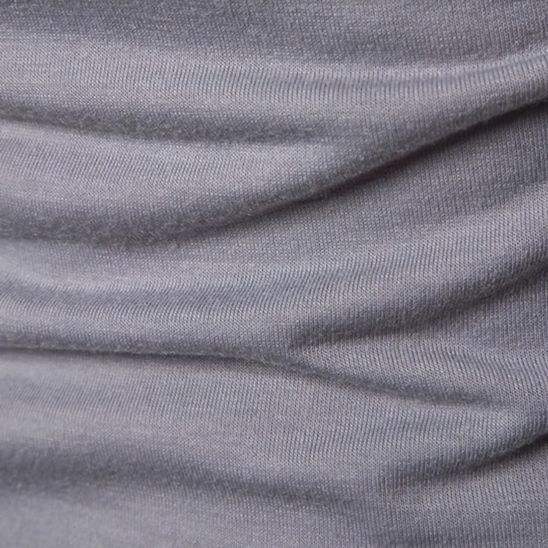 Bündchen- und Handgelenks-Detail des schwarzen Tactical Sweatshirts zeigt taillierten Ärmel-Schnitt und Camouflage-Muster