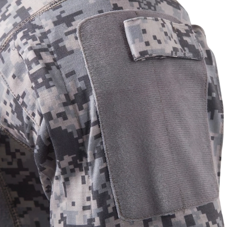 Nahaufnahme Detail des schwarzen Tactical Sweatshirt-Kragens und Reißverschluss-Konstruktion mit Camouflage-Muster