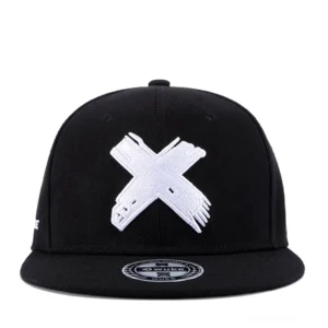 Schwarz-weiße Gothic Snapback Cap mit weißem gestickte X Symbol, flacher Schirm Baseball Hat Frontansicht, kontrastreiche Alternative Mode