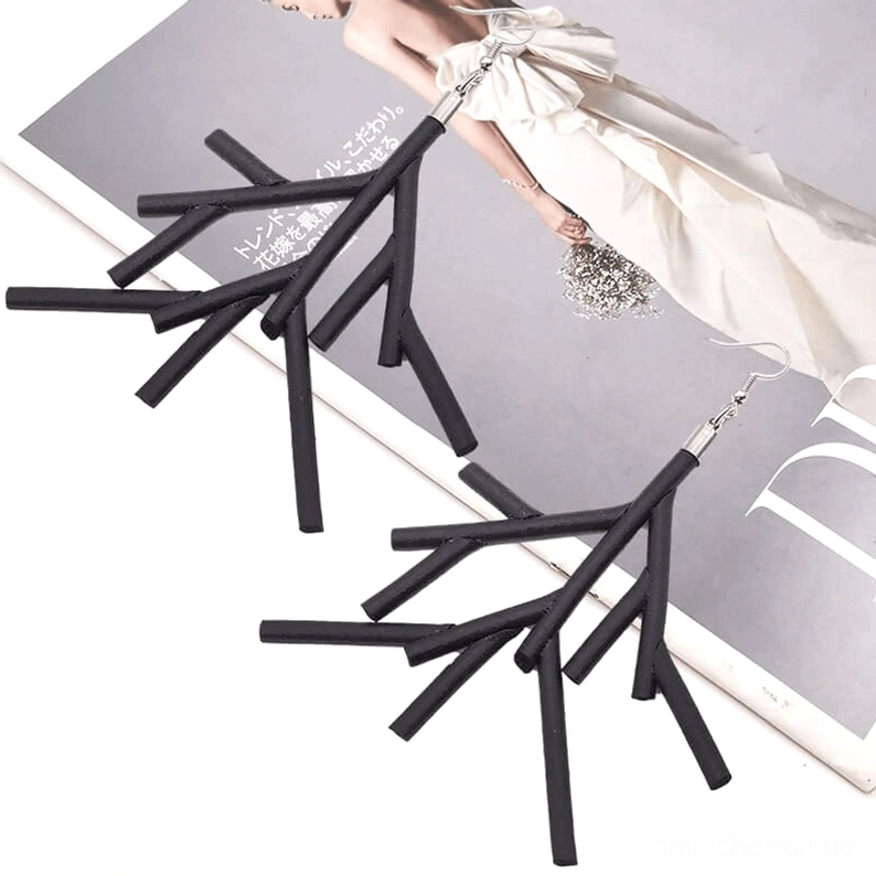 Schwarze Ast-Ohrringe auf Fashion-Magazin-Seite mit editorialem Hintergrund gestylt, gotischer Alternative-Fashion-Schmuck mit brautlichem Model und Magazine-Print-Design