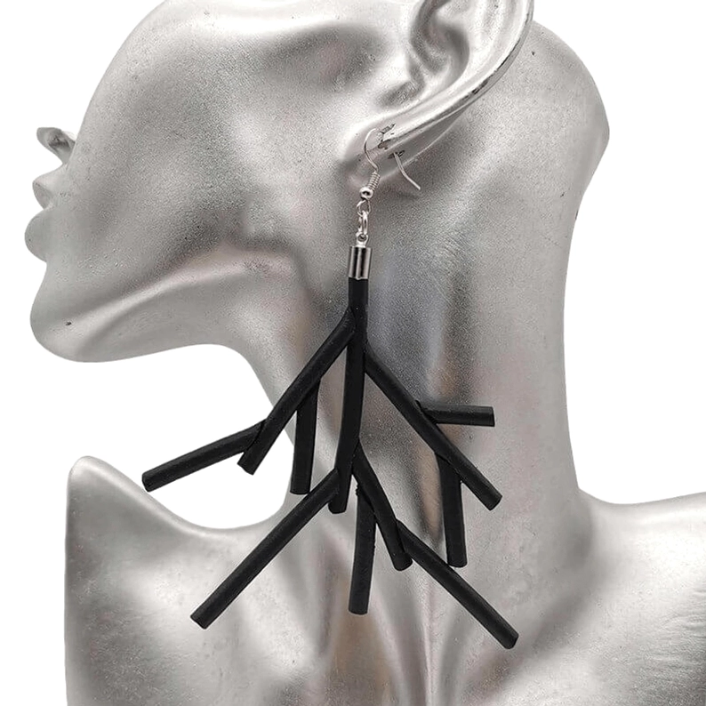 Schwarze Ast-Ohrringe an silberner Ohr-Mannequin, Nahaufnahme Seitenansicht zeigt mattes schwarzes Silikon-Ast-Design mit silberplattierten Aluminium-Hook, Gothic-Statement-Schmuck für Damen