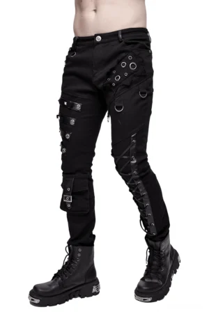 Schwarze asymmetrische Gothic-Hose mit Lederschnürungen und Metallösen, Vorderansicht dreiviertel-Blick auf männliches Modell mit Platform-Combat-Boots, Industrial-Schnallendetails sichtbar