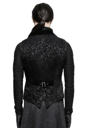 Schwarze Barock-Jacquard Gothic Anzugweste in Rückansicht auf Model, zeigt verstellbare gekrümmte Rückengürtelschnalle mit gespaltener Saum und aufwendiges Jacquard-Texturgewebe