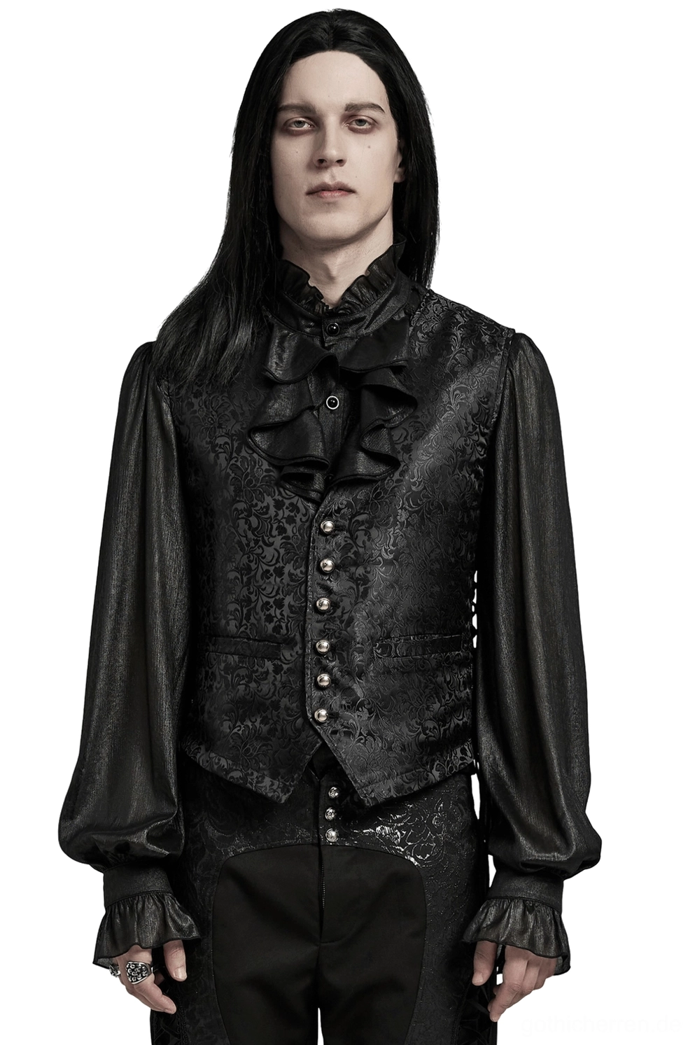 Schwarze Blüten-Jacquard Gothic Weste Vorderansicht auf Model mit gerüschtem Dichterhemd, zeigt schlanke Silhouette und Metallknopf-Plakette