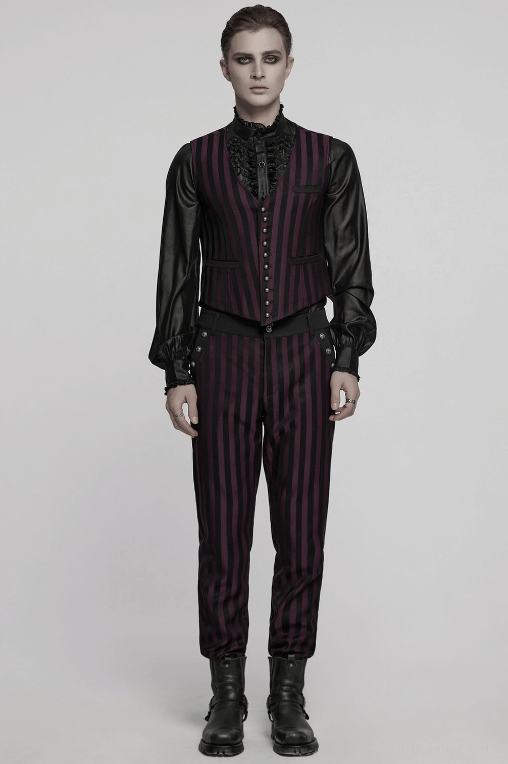 Schwarze Burgundy vertikalgestreifte Slim-Fit-Gothic-Röhrenhose männlicher Model komplettes Outfit Dark Alternative Ästhetik Gesamtlook Styling