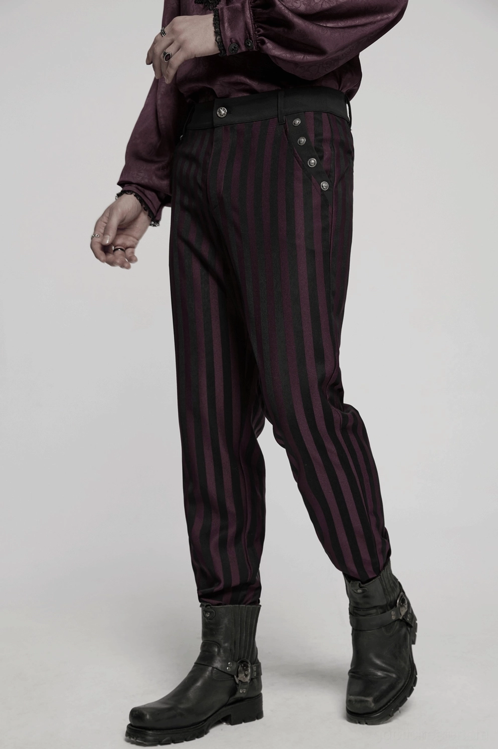 Schwarze Burgundy vertikalgestreifte Slim-Fit-Gothic-Röhrenhose Styling Detail männlicher Model tragend alternative Ästhetik Dark Fashion Flair