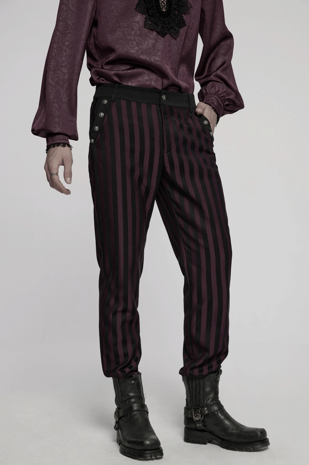 Schwarze Burgundy vertikalgestreifte Slim-Fit-Gothic-Röhrenhose männlicher Model tragend alternative Mode Stil dunkle Ästhetik Unterstützung