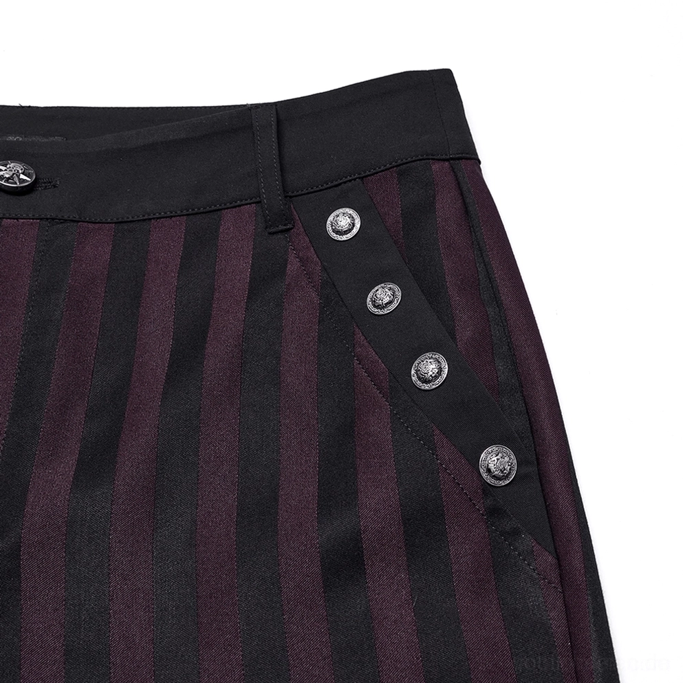Nahaufnahme Detail schwarze Burgundy vertikalgestreifte Slim-Fit-Gothic-Röhrenhose geschnitzte Metallbuckeln Seitentasche Stoff Textur Nahansicht