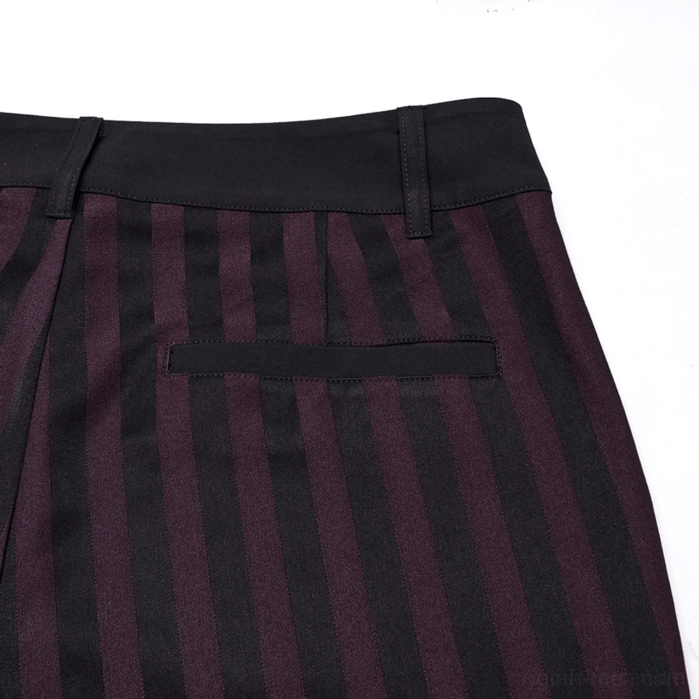 Nahaufnahme Detail schwarze Burgundy vertikalgestreifte Slim-Fit-Gothic-Röhrenhose Rückseite Wellentasche Nähte schwarzer Bund vertikalstreifenmuster