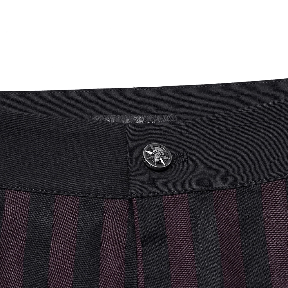 Nahaufnahme Detail schwarze Burgundy vertikalgestreifte Slim-Fit-Gothic-Röhrenhose Vorderverschluss Metallknopf schwarzer Taillenbund vertikalstreifen