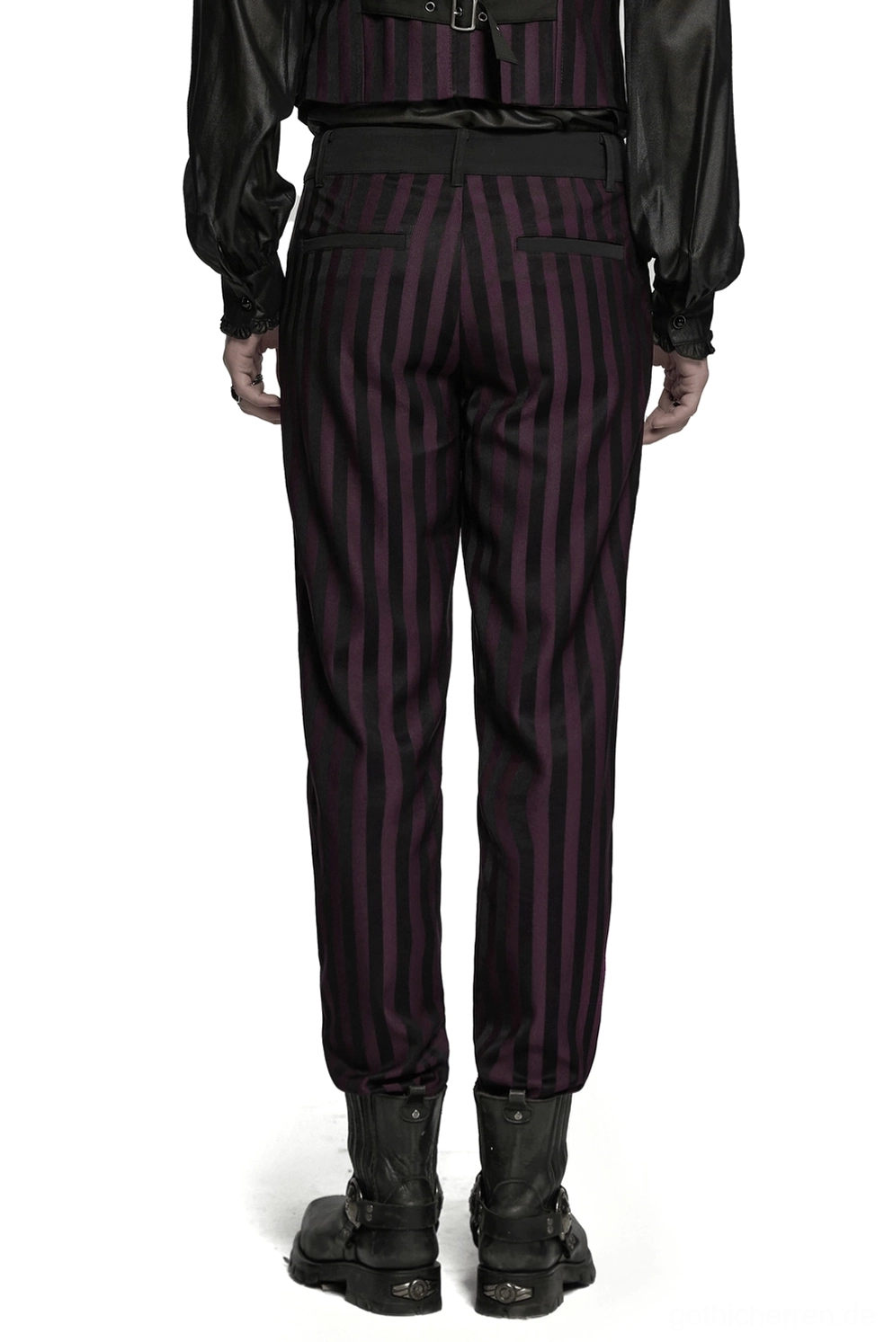 Schwarze Burgundy vertikalgestreifte Slim-Fit-Gothic-Röhrenhose Rückansicht vollständige Körperlänge männliches Model mit Seitentaschen