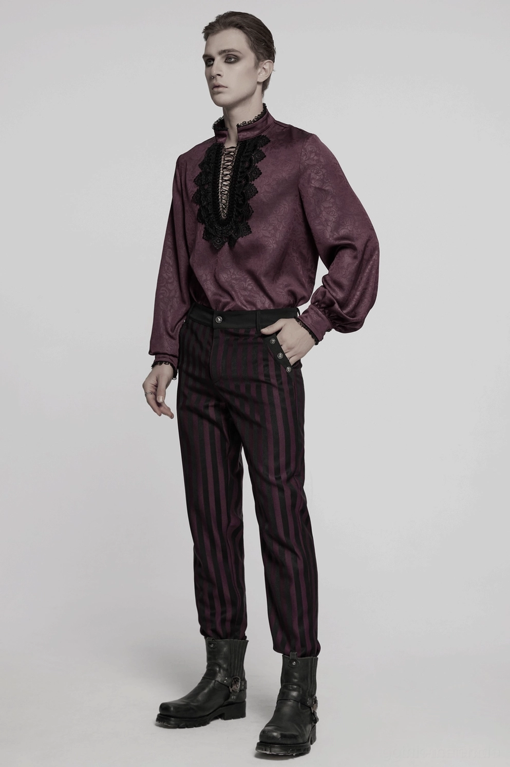 Schwarze Burgundy vertikalgestreifte Slim-Fit-Gothic-Röhrenhose Stofftextur Nahaufnahme Streifenmuster Webstruktur Faserverbindung Detail