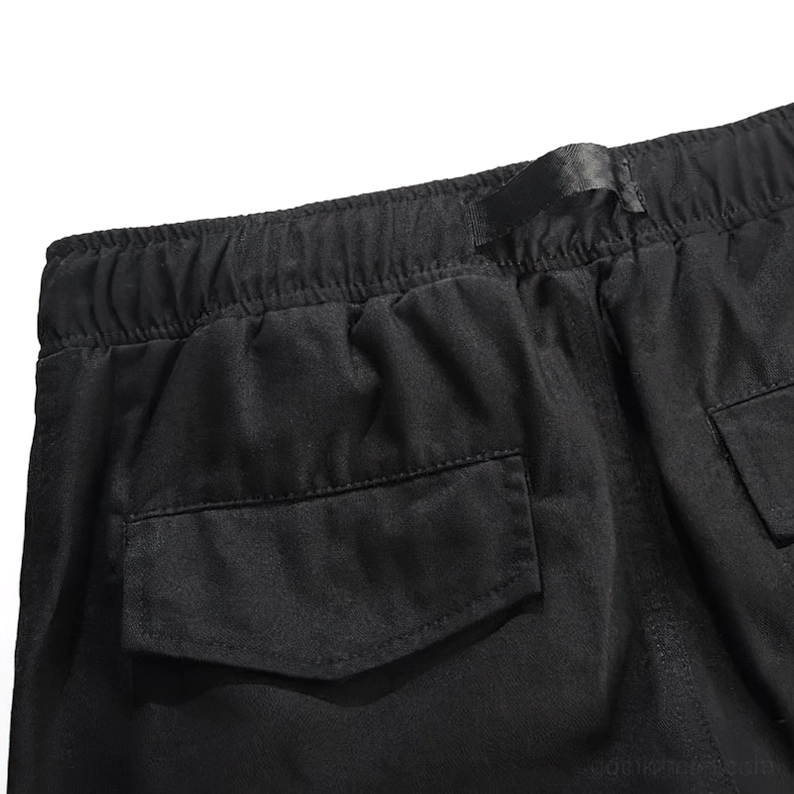 Schwarze Gothic Cargo Hose Taschenkonstruktion Detailansicht zeigt Utility-Funktionalität und praktisches Design