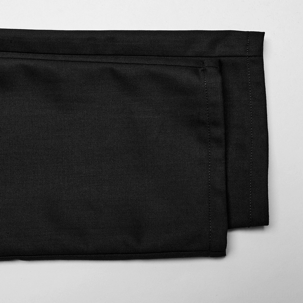 Detailaufnahme Bundfalte und Saumverarbeitung der schwarzen Gothic Cargohose, präzise Schneiderkunst und saubere Nähte