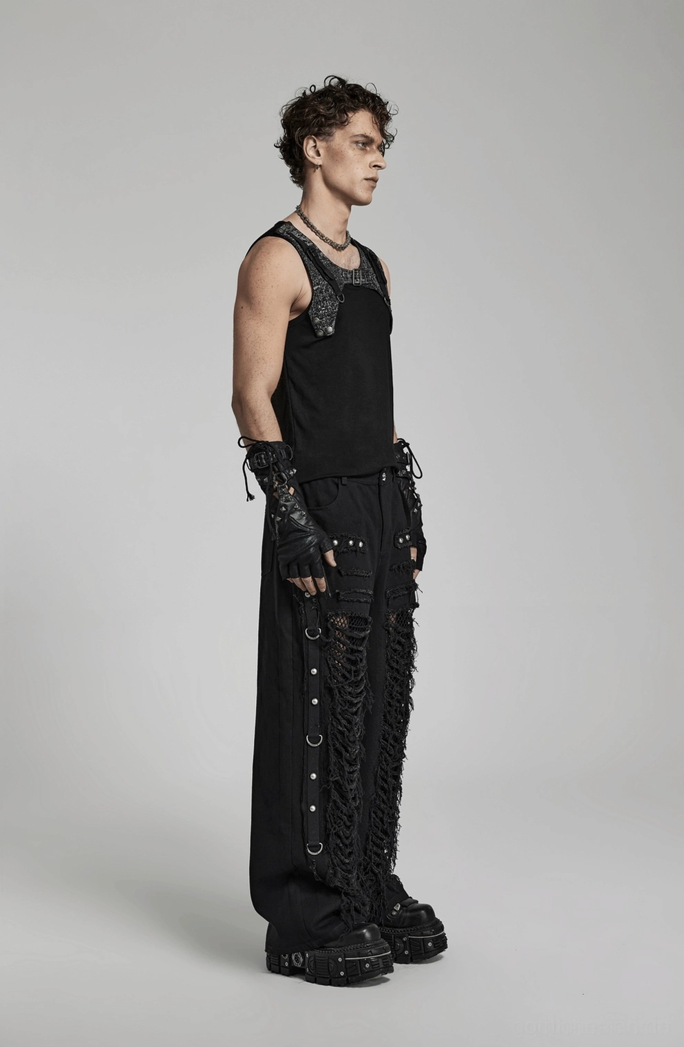 Saum- und Beinöffnung Detail schwarzer distressed Gothic Cargohose mit gefranzte Mesh-Panele und Vintage-gewaschene Textur, Distressed-Rand-Detailaufnahme