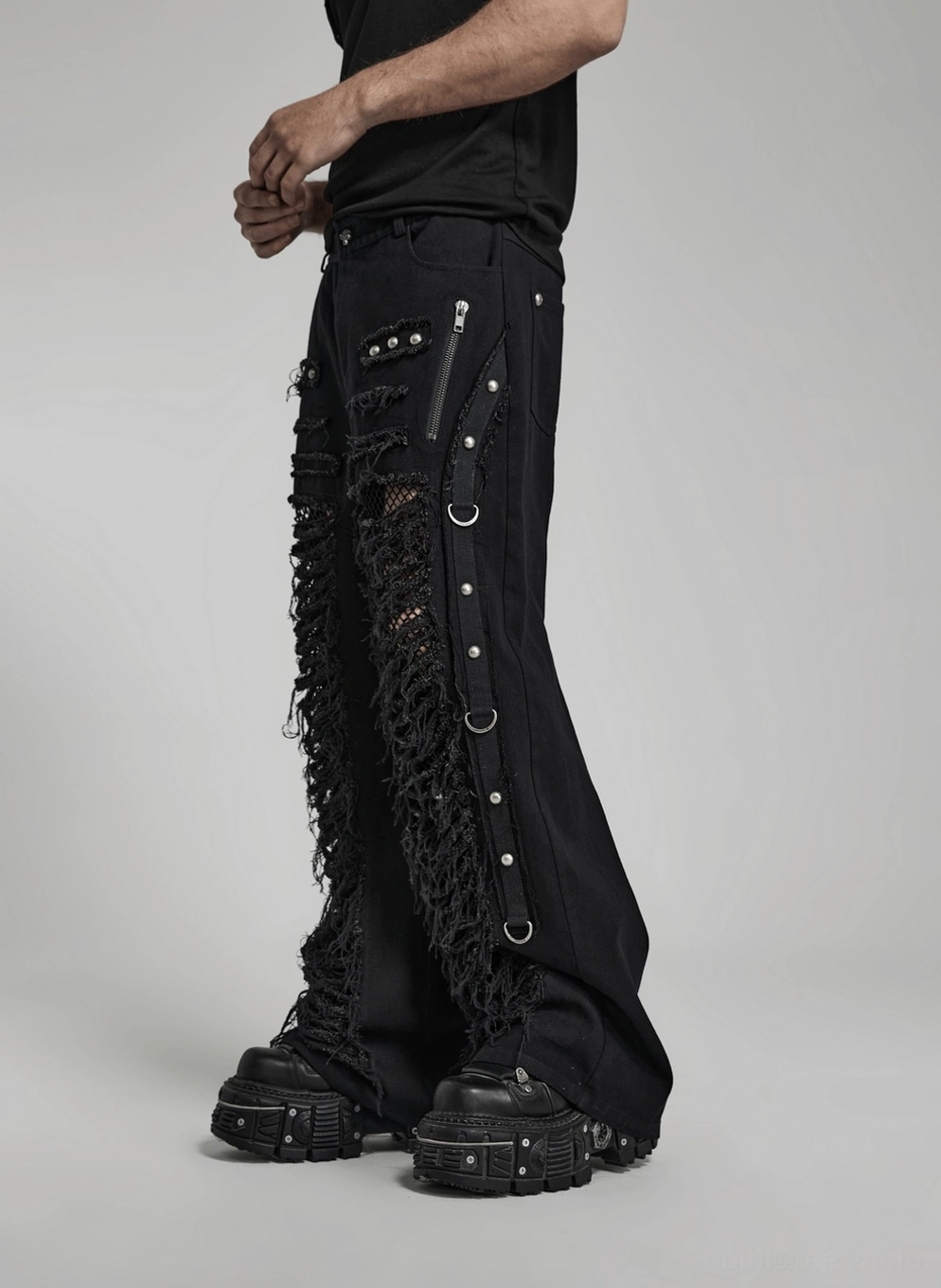 Schwarze distressed Cargohose Tasche Detail zeigt Metallnieten und verstärkte Nähte auf Gothic Cargo-Wear, Taschen-Konstruktion und Nieten-Platzierung