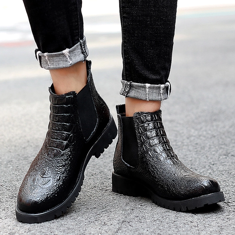 Schwarze gotische Chelsea Ankle Boots mit elastischen Seitenpaneelen, Krokodil-geprägte Lederstruktur, flacher Absatz-Profil und klassische Chelsea-Boot-Silhouette