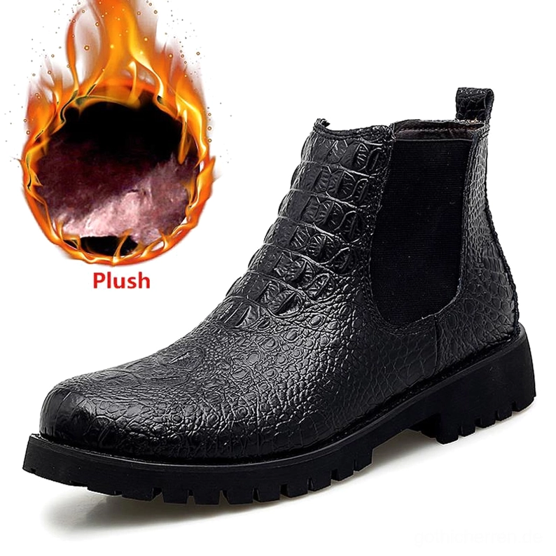 Schwarze gotische Chelsea Ankle Boots mit warmem Fleece-Futter sichtbar, Krokodil-geprägte Spaltleder-Oberseite, elastische Gore-Paneele, Isolierungsdetail deutlich erkennbar