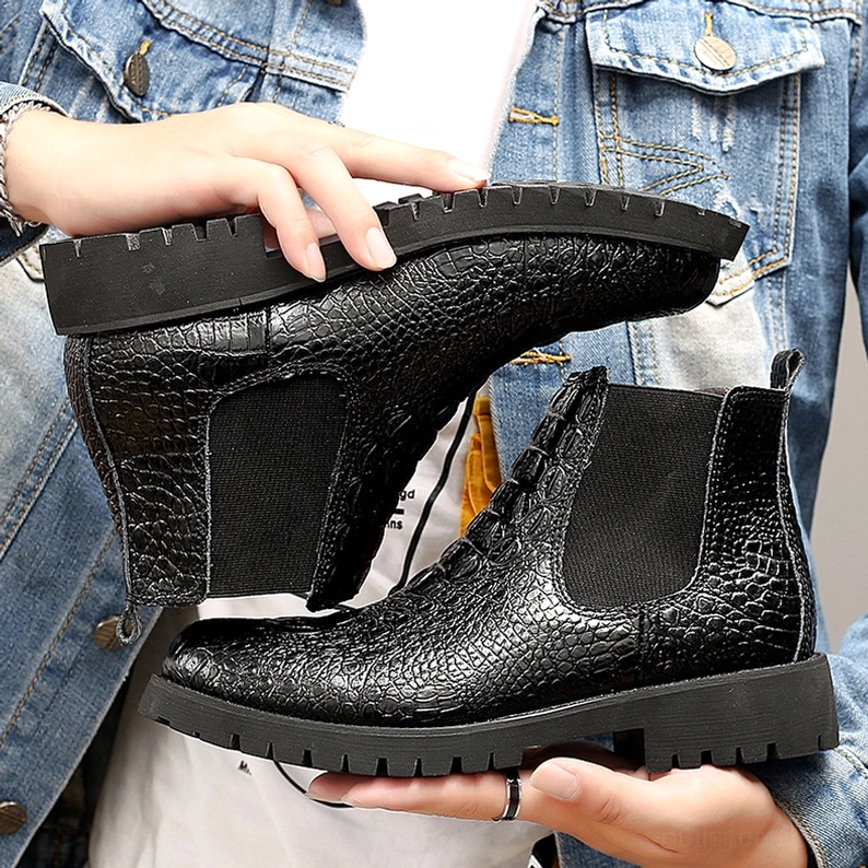 Schwarze gotische Chelsea Ankle Boots Unteransicht zeigend haltbare Gummi-Blockabsatz und Grip-Profilmuster für Traktion und Verschleißbeständigkeit