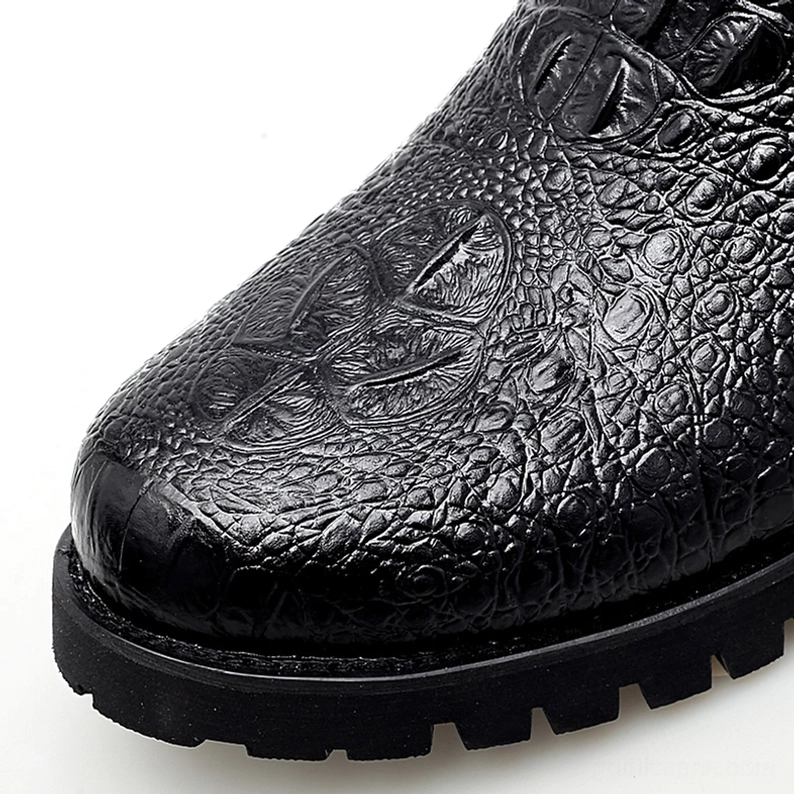 Schwarze gotische Chelsea Boots Detailübersicht zeigend elastisches Seitengorenpanel-Konstruktionsdetail und gekräuselte Lederoberfläche mit handwerklicher Verarbeitung