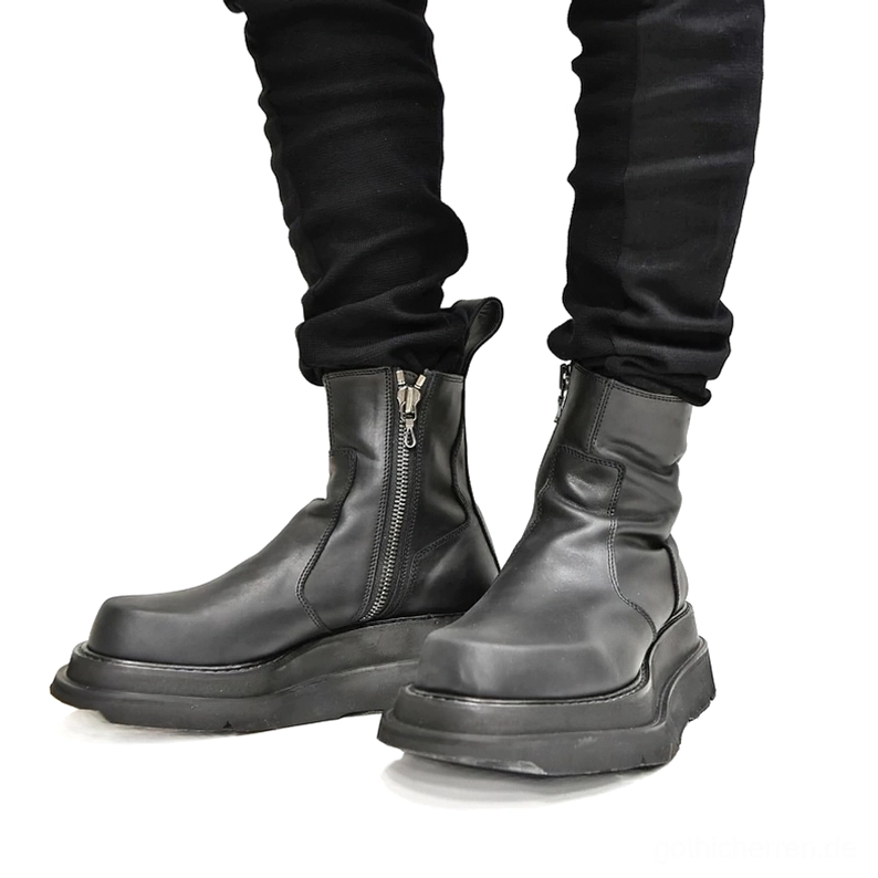 Schwarze Chelsea-Plateau-Stiefel mit taillierten schwarzen Hosen an männlichem Model in Dreiviertel-Seitenansicht, zeigt vollständig freigelegten seitlichen Reißverschluss, perfekte Passform und Alternative Eleganz