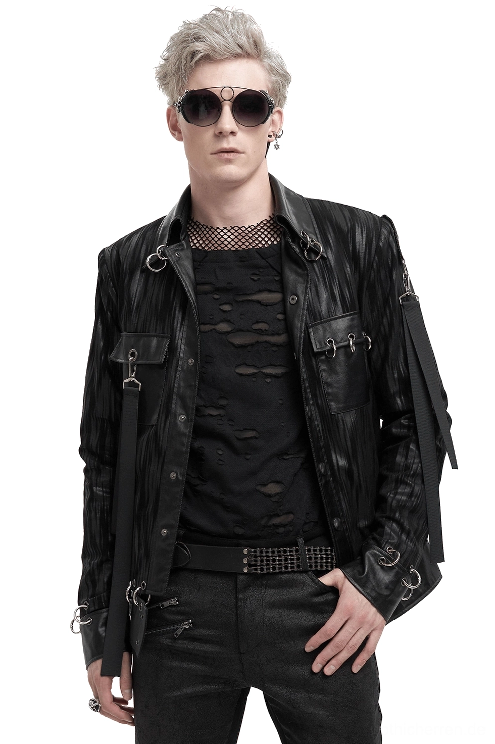 Schwarze Crinkle-Lederjacke mit Industrial Metal Hardware im vorderen Vollmodellblick – Gothic Punk Herrenjacke mit Metallringen und Beschlägen auf männlichem Modell