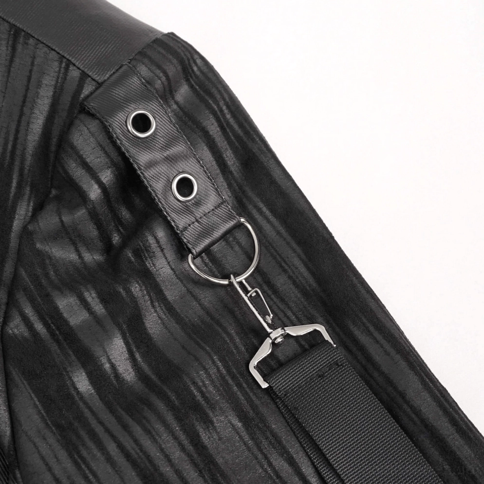 Textur-Detail der schwarzen Crinkle-Kunstleder Oberfläche und Metallbeschläge auf Gothic Punk Lederjacke – Material Quality Close-up