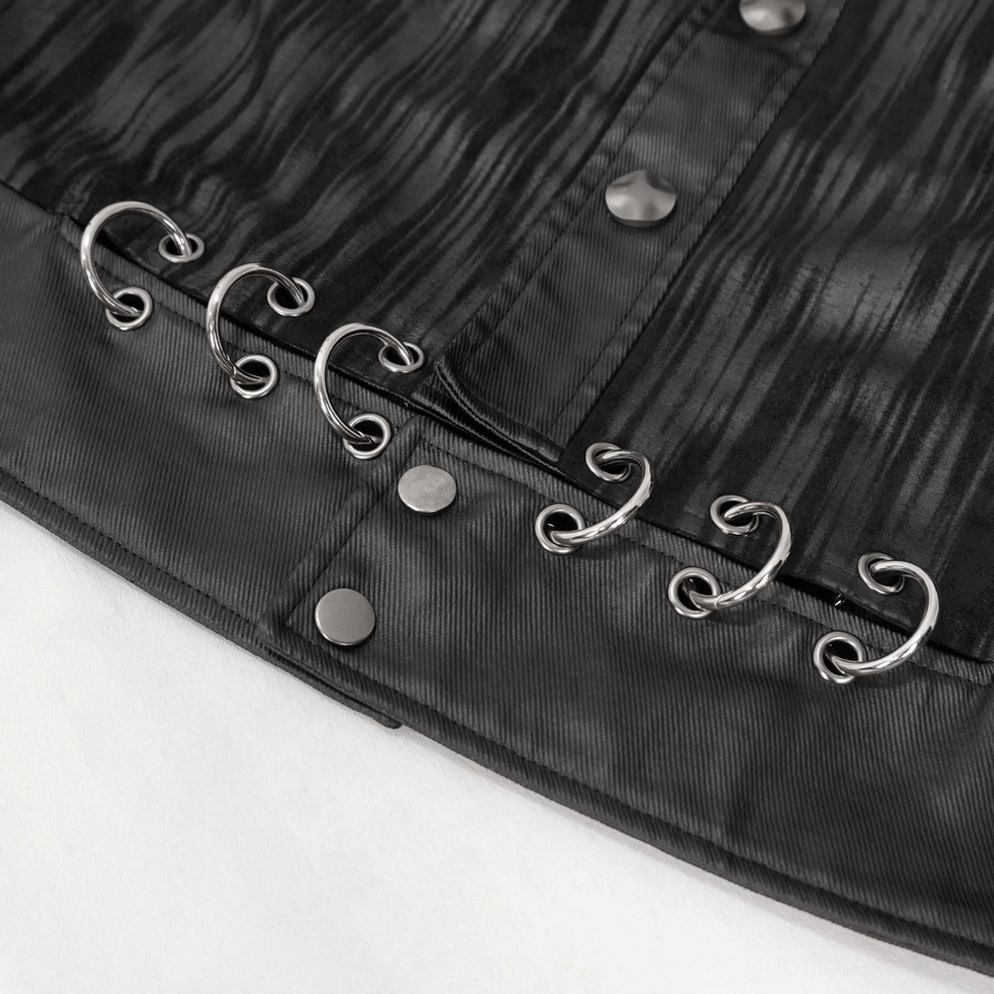 Metallmanschette und Strap Hardware Details auf schwarzer Crinkle-Lederjacke – Gothic Punk Accessory Close-up