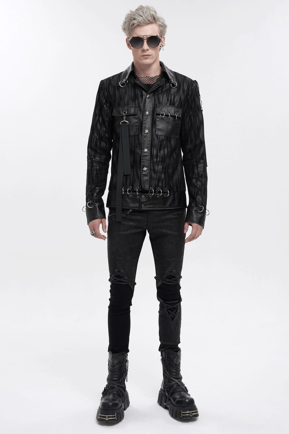 Nahaufnahme-Detail der Metallmanschetten, Beschläge und Industrial-Akzente auf schwarzer Gothic Punk Lederjacke – Hardware Craftsmanship
