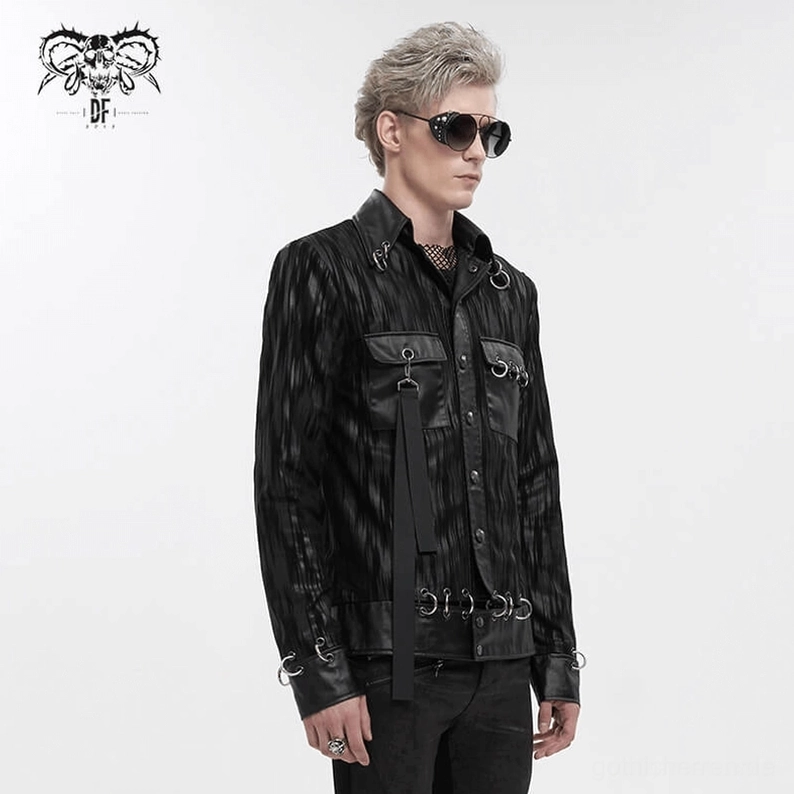 Profilseitenansicht der schwarzen Gothic Punk Lederjacke zeigt Brust-Metallakzente und Manschetten-Hardware – Industrial Design Details
