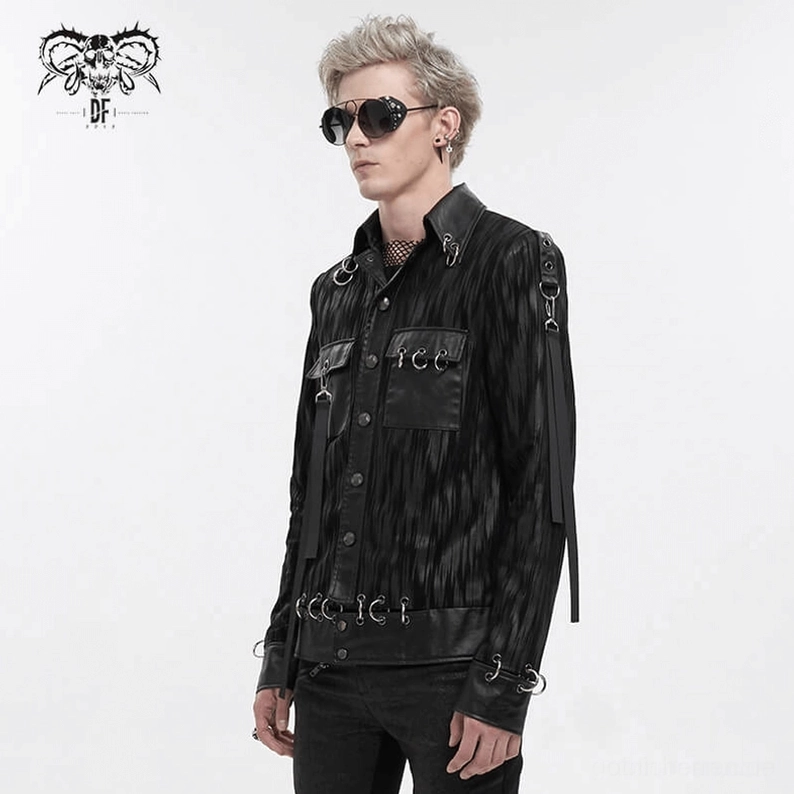Drei-Viertel-Seitenansicht der schwarzen Gothic Short Jacke auf männlichem Modell zeigt multiple Metallhardware-Akzente und Crinkle-Textur