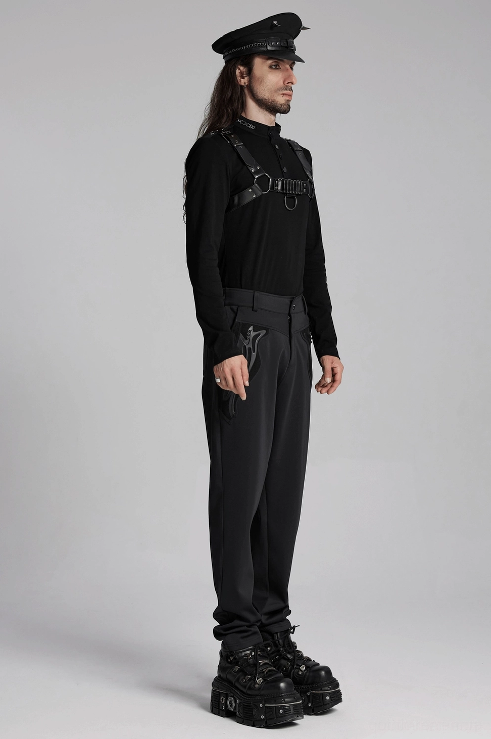 Schwarze Cyberpunk Flammen Nieten-Hose volle Länge Vorderdarstellung hebt Taschenkonstruktion und Design-Elemente hervor