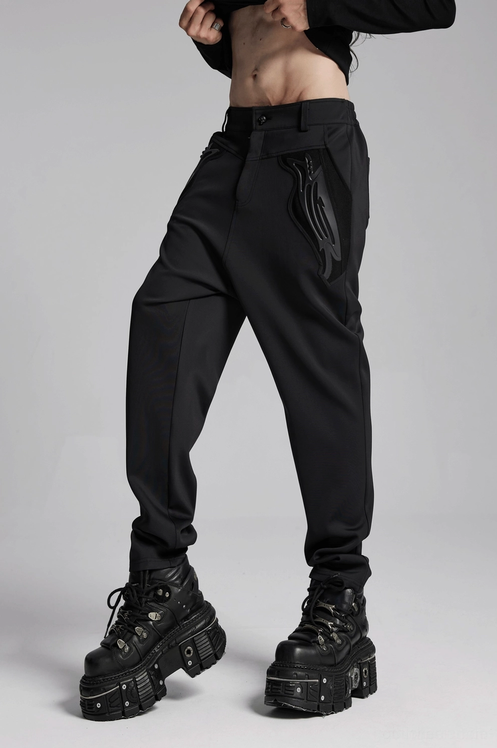 Schwarze Cyberpunk Knit-Hose stylierter Flatlay mit Plateau-Boots und Gothic Accessoires auf neutralem Hintergrund