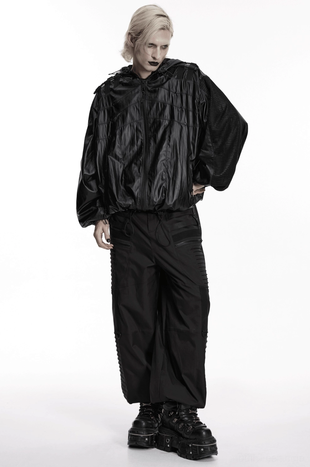 Schwarze Cyberpunk-Tactical-Mesh-Jacke mit gotischer Ästhetik, industriellen Webstraps und taktischen Design-Elementen