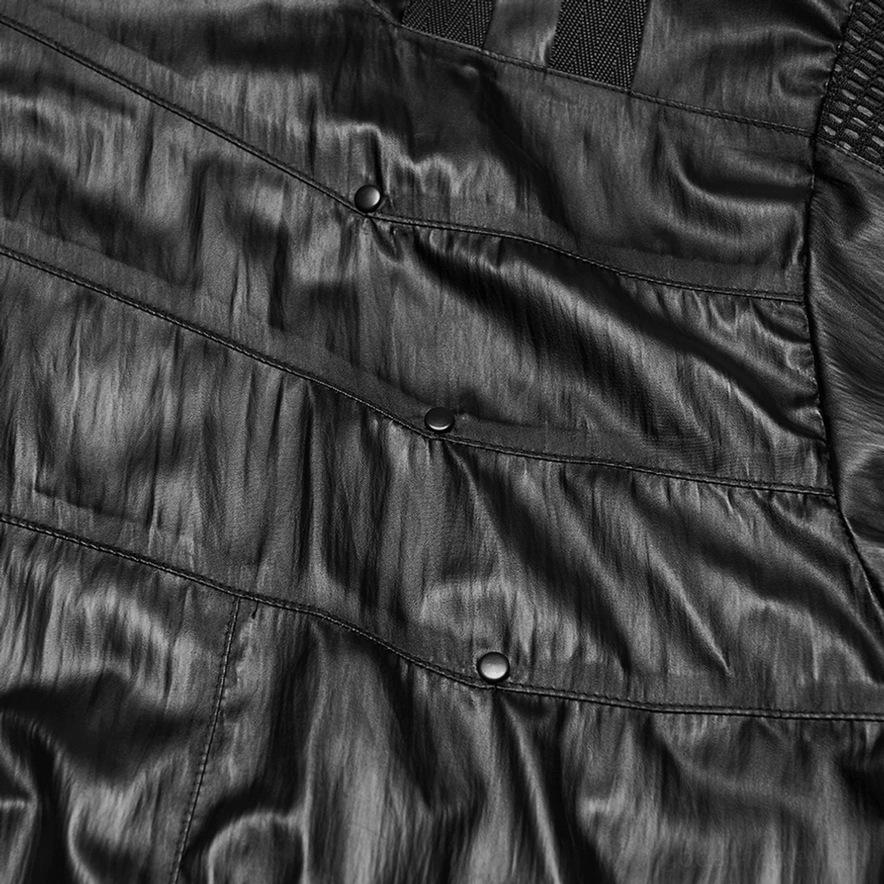 Detailaufnahme Nähte und Metalldruckknopf schwarze Cyberpunk-Tactical-Jacke mit Konstruktionsqualität und wasserresistentem Material