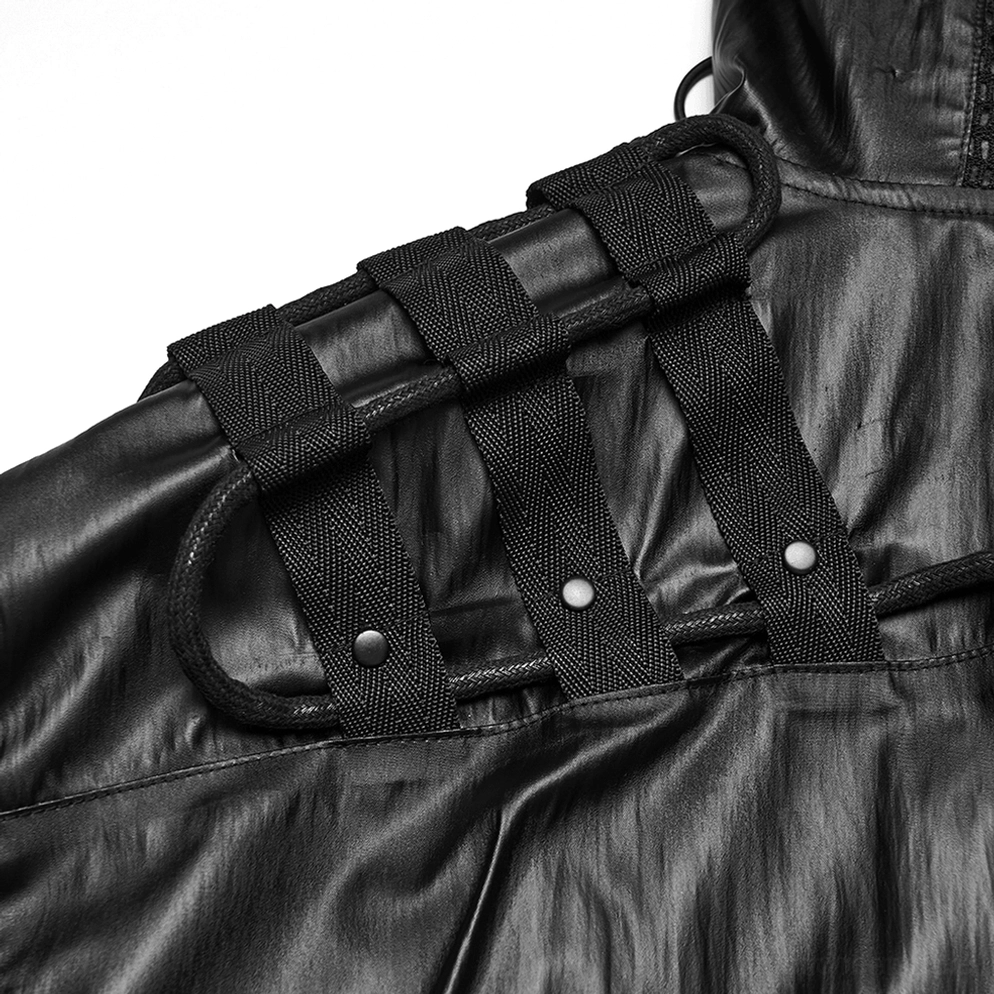 Nahaufnahme Schulterbereich schwarze Cyberpunk-Tactical-Jacke mit Metalldruckknöpfen, D-Ring und industriellen Fastener-Details