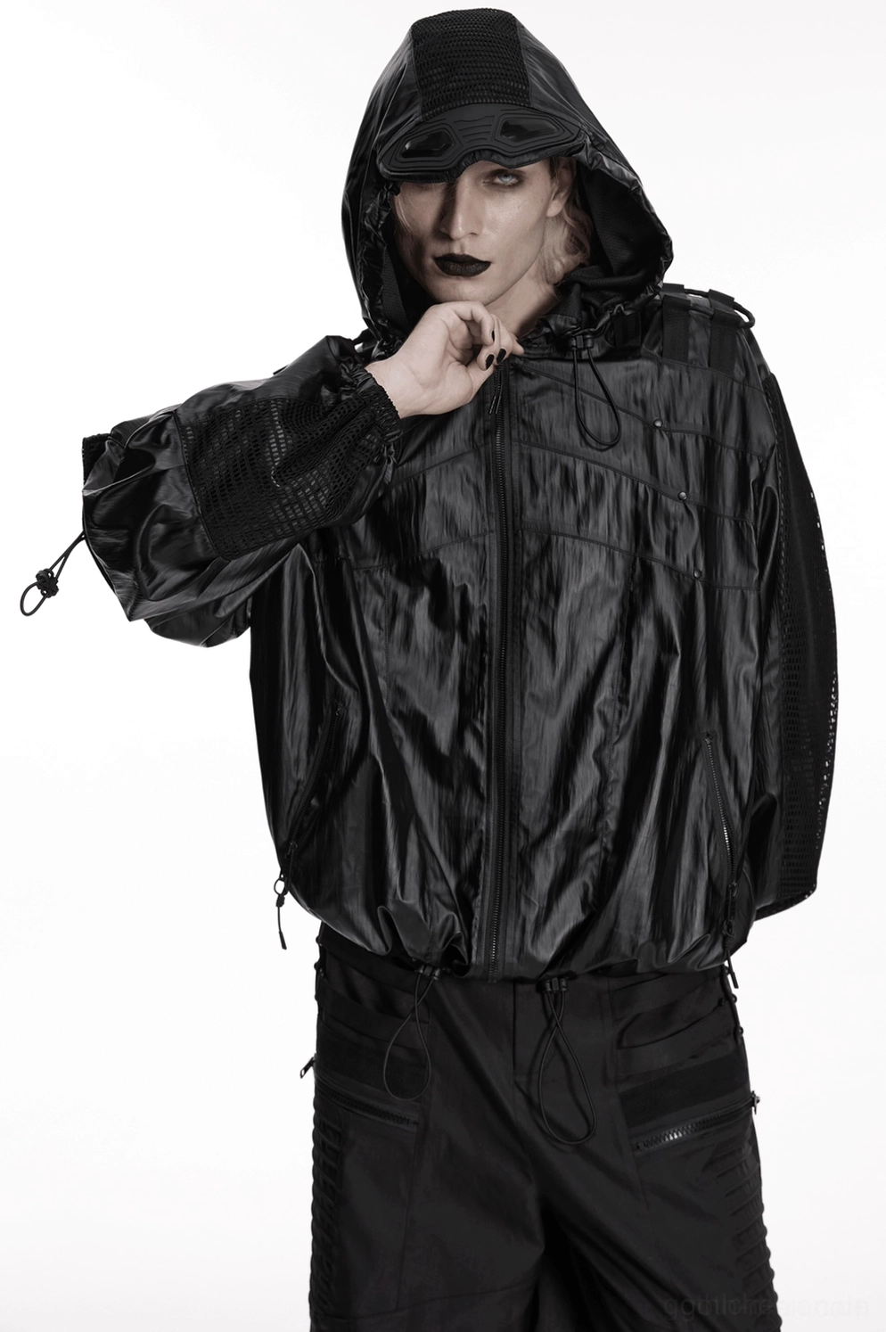 Nahaufnahme Oberflächentextur schwarze Cyberpunk-Tactical-Jacke mit wasserdichtem gewebtem Außenstoff und Mesh-Panelen